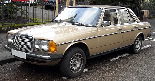 Mercedes-Benz_W123_front_20090121