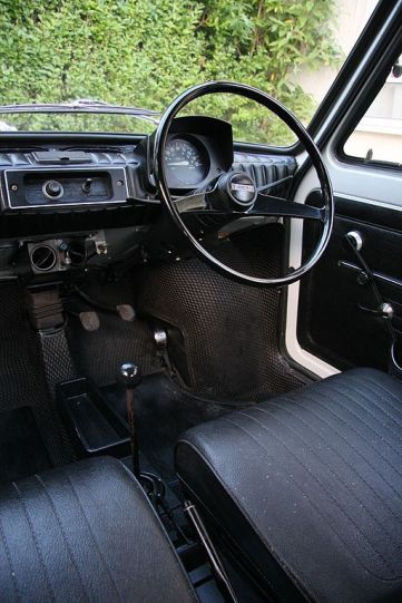 512px-interior_of_a_white_left_hand_drive_fiat_126_produced_in_1973