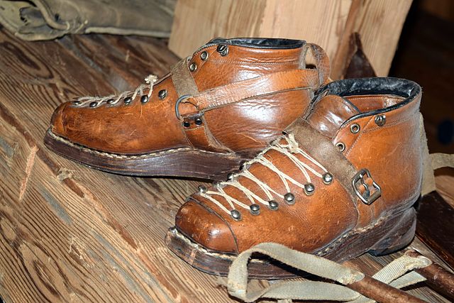 640px-HistoricSkiing_Shoes_2014-01