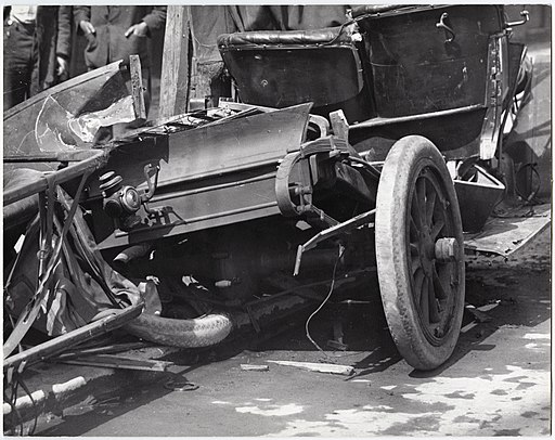 Wrecked_automobile_after_an_accident