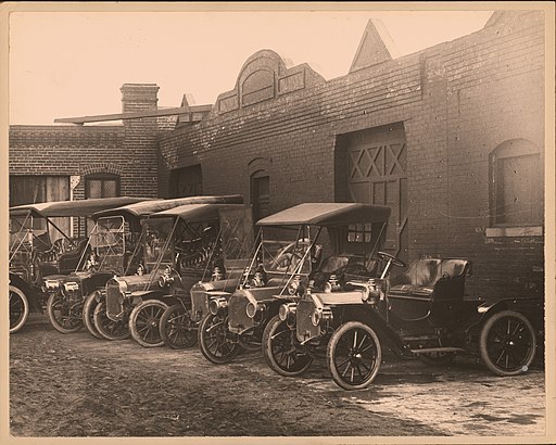 Row_of_automobiles_in_unidentified_lot