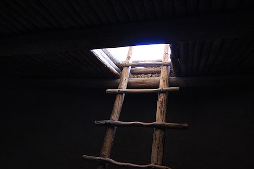 Alcove_house_entrance,_Bandelier_National_Monument